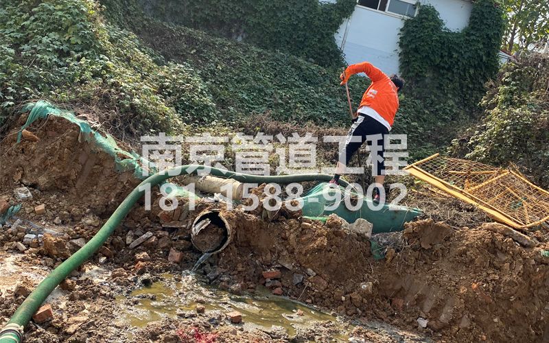 263秦虹工地化粪池清理
