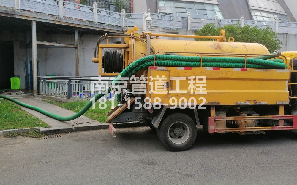 277秦虹商场隔油池吸污
