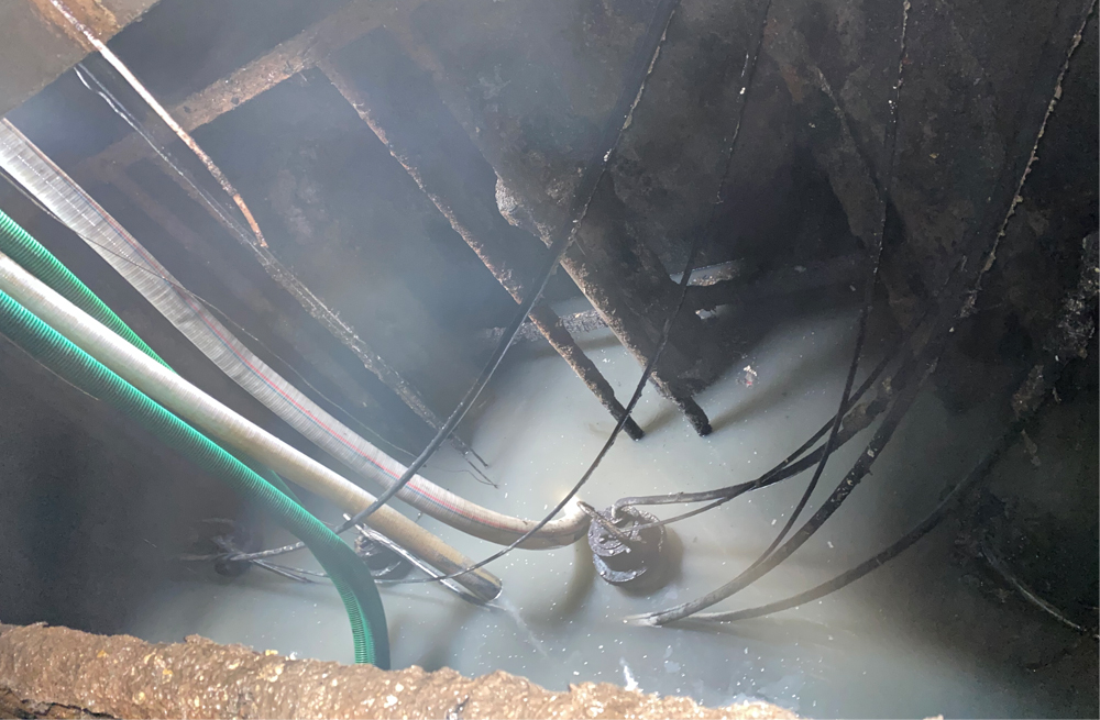 272秦虹商城污水池清运