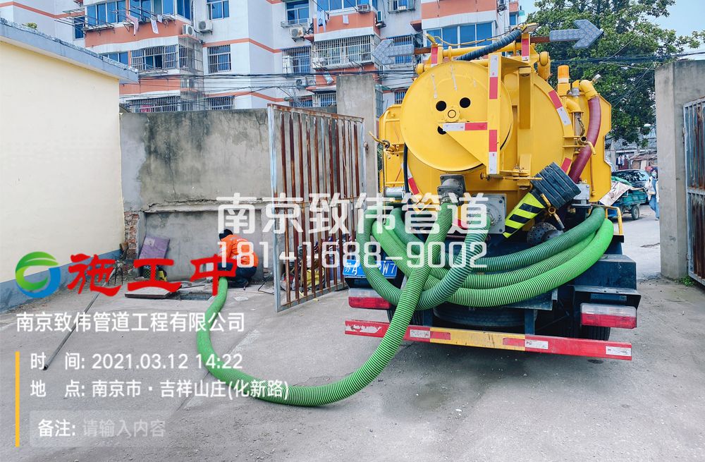 323秦虹公厕化粪池清理